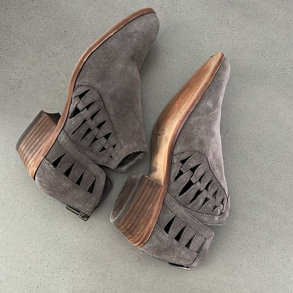VINCE CAMUTO VC- PEERA Graystone Verona Bootie - Picture 3 of 9